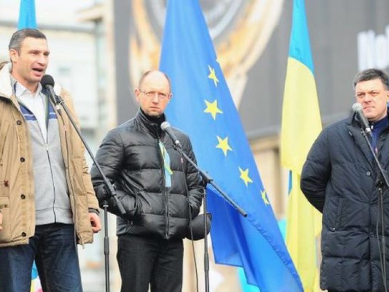 Кличко, Яценюк и Тягнибок вернулись от президента на Грушевского