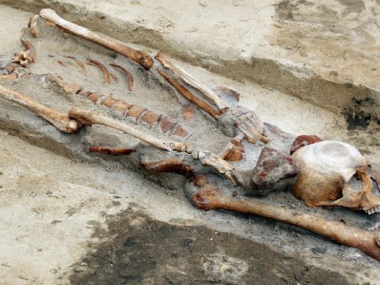 В Перу откопали древнее кладбище во время прокладки водопровода (ВИДЕО)