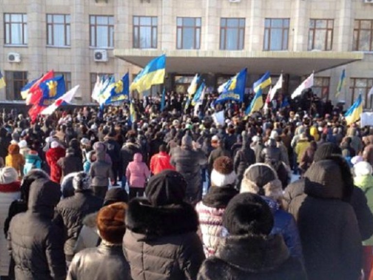 Революция в Украине продолжается &#8212; народ штурмует областные ОГА (ВИДЕО)