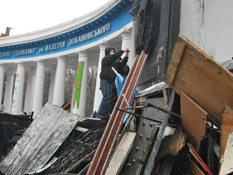 Митингующие укрепляют баррикады на Грушевского