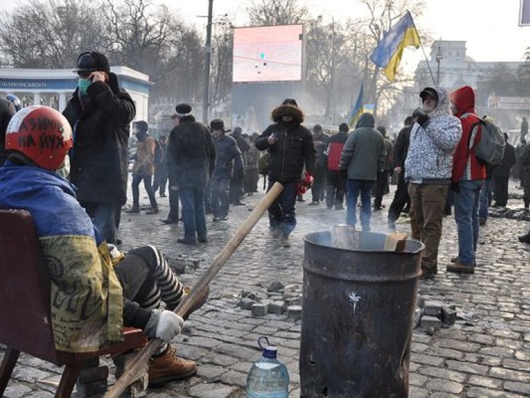 На Грушевского протестующие продолжают жечь шины, а силовиков значительно поубавилось