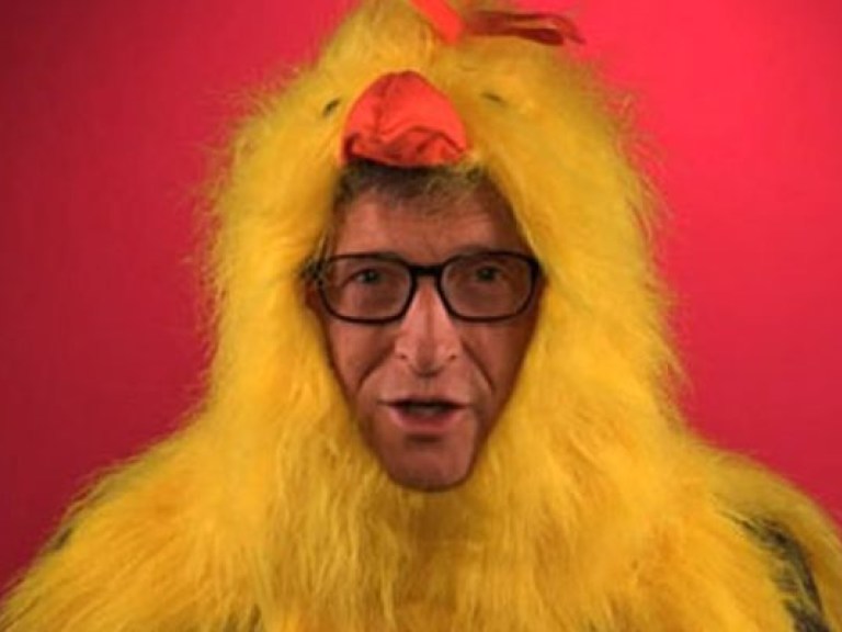 Билл Гейтс нарядился цыпленком, чтобы прорекламировать свой новый сайт (ВИДЕО)