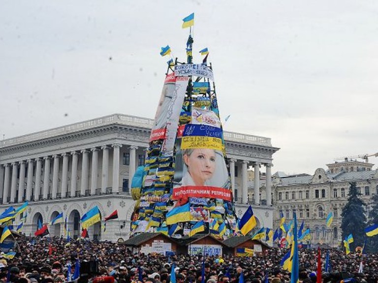 В Киеве на Майдане Независимости на елке повесился неизвестный мужчина