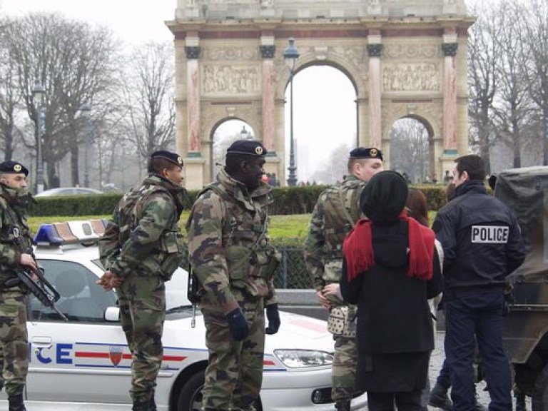 Более 250 человек задержали во время антиправительственного митинга во Франции (ВИДЕО)