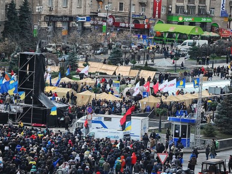 На евромайдане собралось несколько тысяч человек, чтобы посмотреть заседание ВР