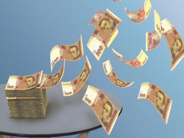 Украинцы выводят из банков гривневые депозиты — эксперт