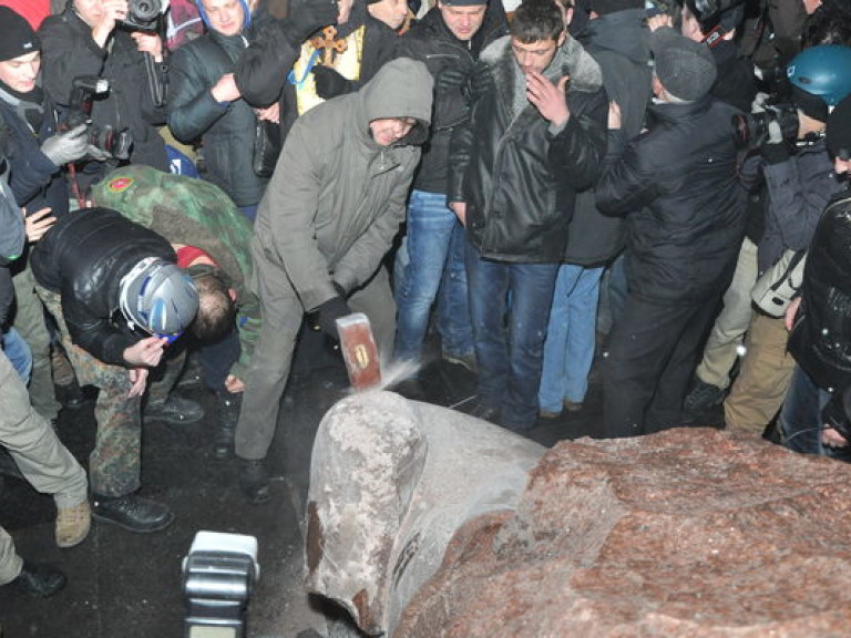 В Фастове вандалы снесли памятник Ленину