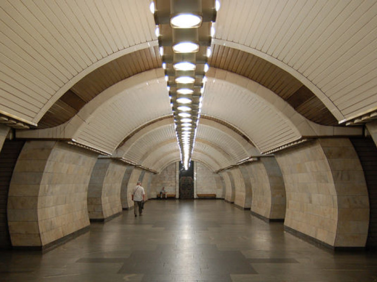 Утром в киевском метро движение поездов остановилось