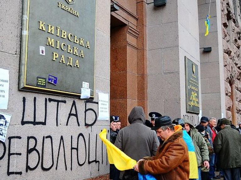 Службы, обеспечивающие жизнедеятельность столицы, обратились к участникам акций протеста с требованием разблокировать работу Киевсовета и КГГА