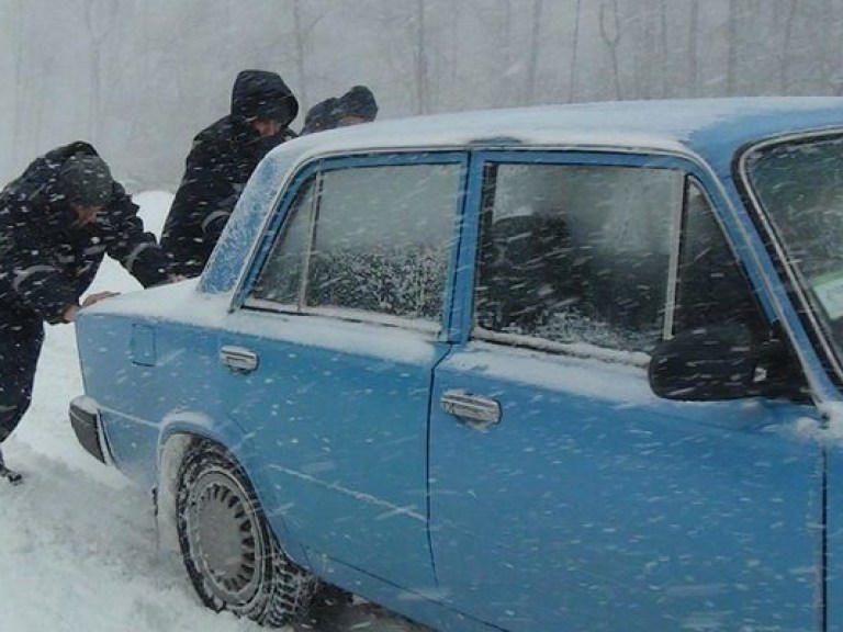 ГСЧС просит водителей отказаться от междугородних поездок из-за непогоды