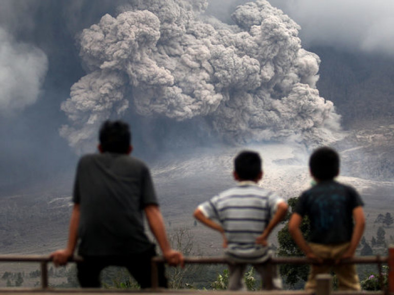 На Суматре извержение вулкана унесло жизни 11 человек