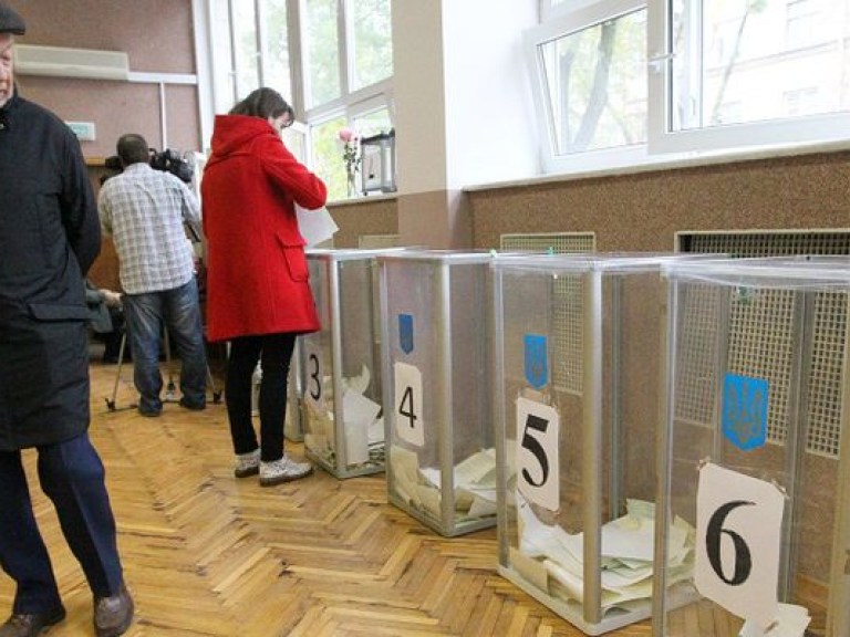 Политики пытаются переключить внимание украинцев на новую избирательную кампанию – эксперт