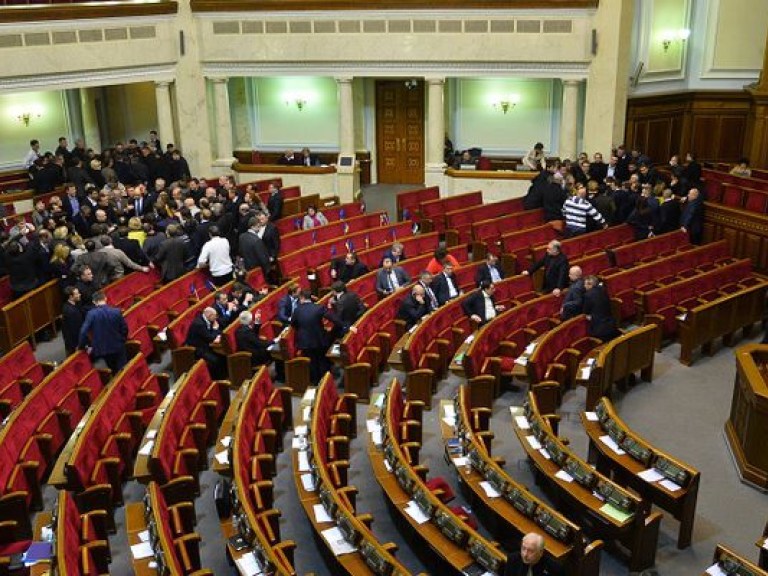 Рада собирается на очередную сессию, а в Киев свезли людей