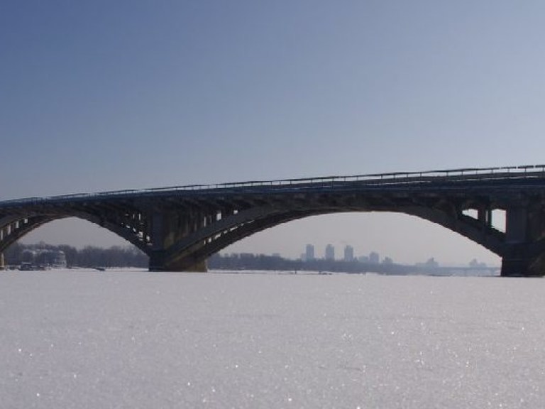 Установлена личность самоубийцы, прыгнувшего с моста Метро