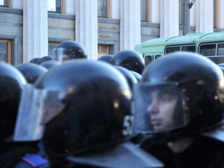Силовики вновь усилили охрану парламента