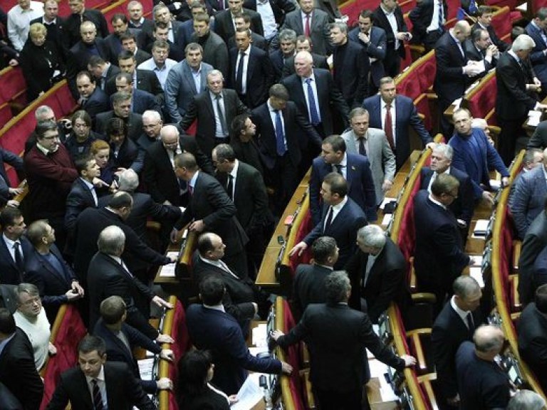 Рыбак открыл утреннее заседание парламента с минуты молчания