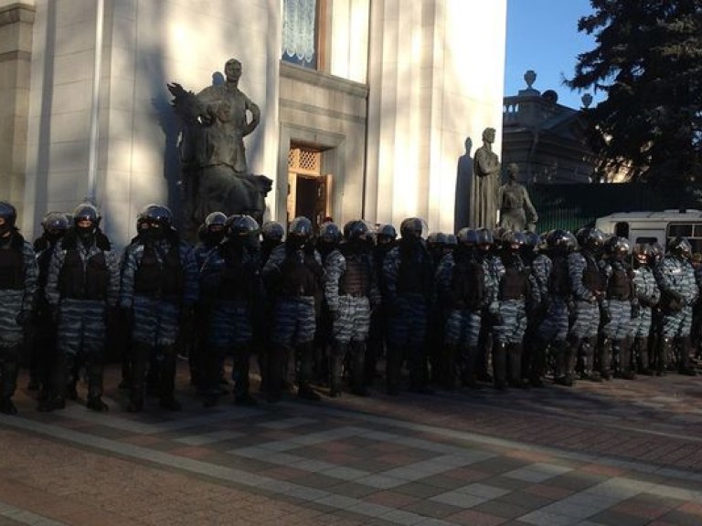 Три тысячи протестующих с Евромайдана закончили пикетировать Верховную Раду