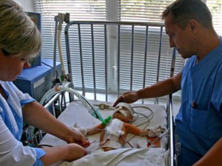 Украинские хирурги провели уникальную операцию и спасли жизнь младенцу (ВИДЕО)