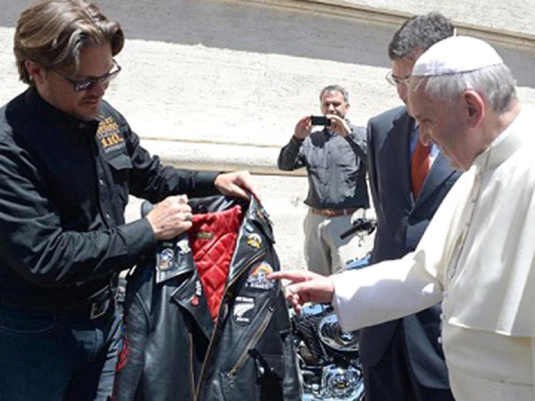 В Париже продали Harley Davidson, принадлежащий Папе Римскому Франциску (ФОТО)