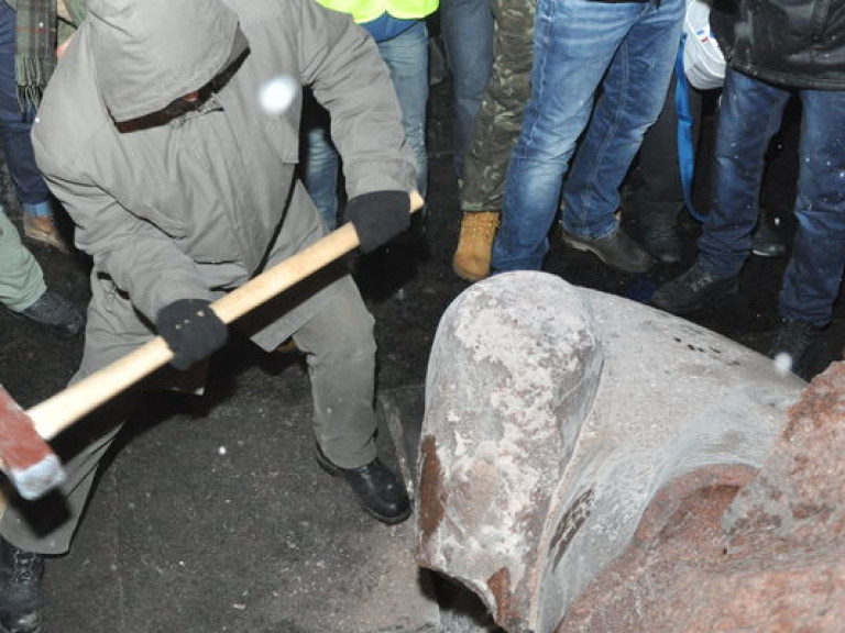 На Полтавщине вандалы обезглавили памятник Ленину