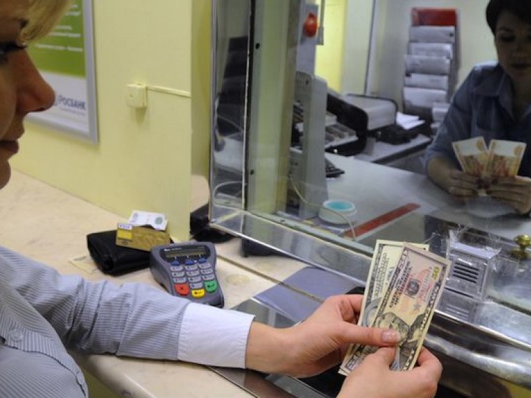 Украинцы не перестанут нести деньги в банки &#8212; эксперт