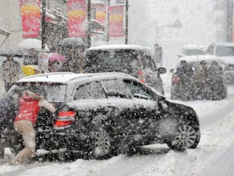 В Японии небывалый снегопад унес жизни 11 человек (ВИДЕО)