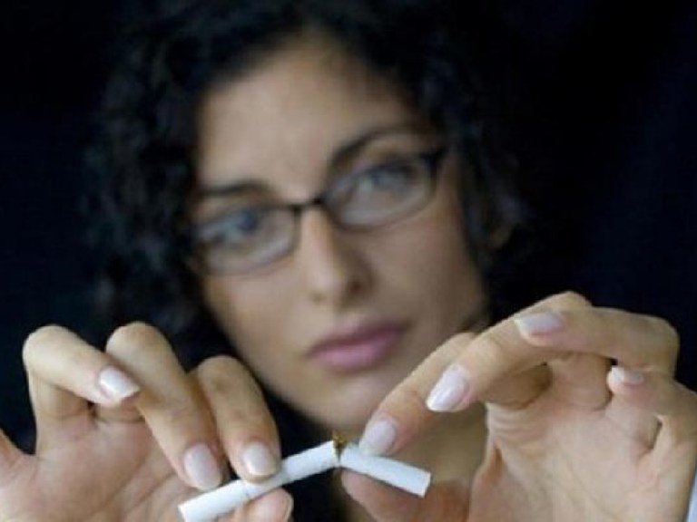 Курение может стать причиной раннего климакса
