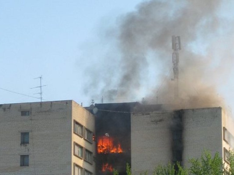 В Луганске спасателям из-за пожара пришлось «выселять» почти весь жилой дом