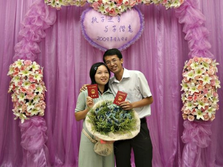 Китайцев призывают заключать брак не по любви