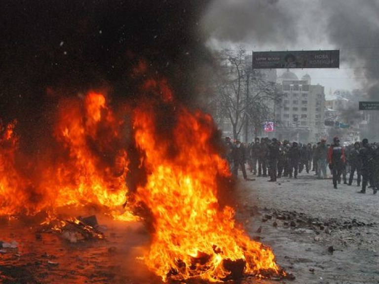 На Грушевского опять палят шины (ФОТО)