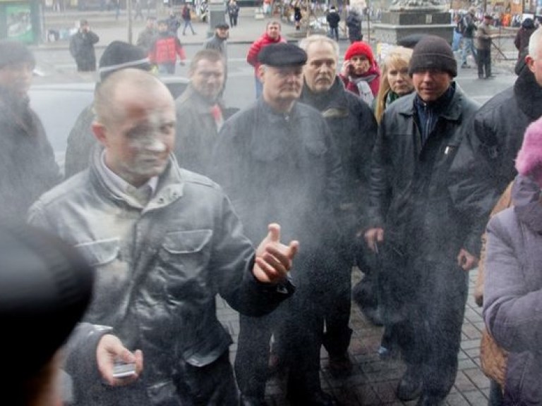 Работники завода « Уманьхлеб » на Майдане осыпали Максима Полякова мукой