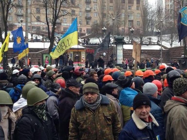 Здание КГГА пикетируют больше тысячи активистов евромайдана