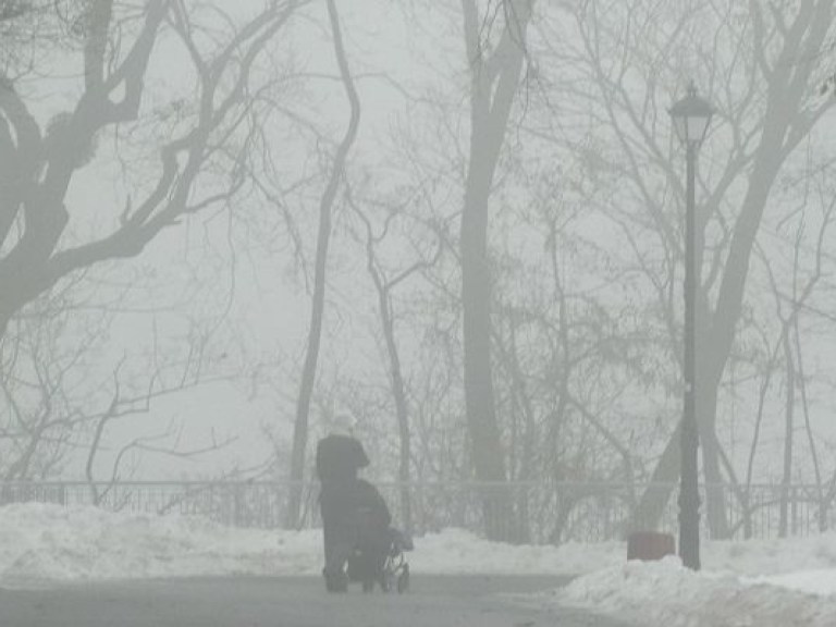В понедельник в Украине мокрый снег, туман и ветрено