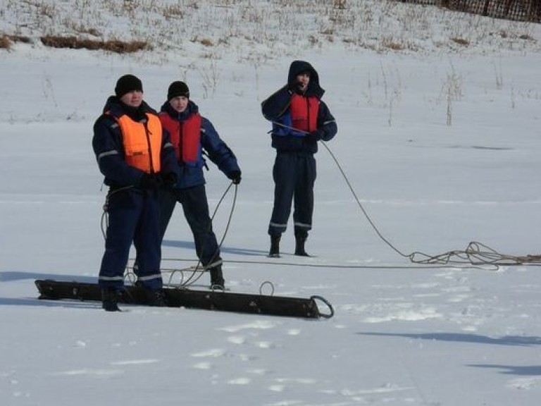 В Днепродзержинске два человека провалились под лед, один &#8212; утонул