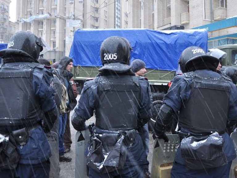 «Беркут» обращается с задержанными активистами, как с военнопленными