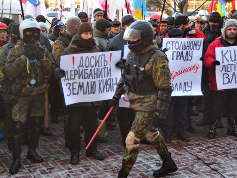 Под Радой активисты закидали бойцов ВВ коктейлями Молотова