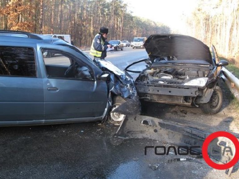 На трассе Ирпень-Киев столкнулись два автомобиля, есть пострадавшие (ФОТО)