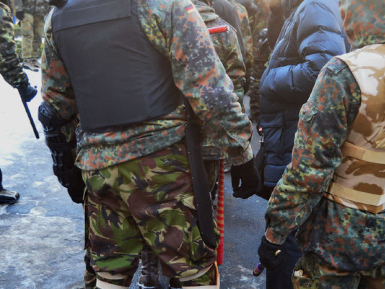 Митингующие поймали силовиков и ведут на Майдан