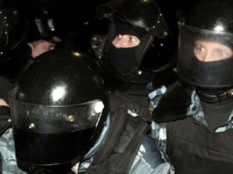 Активисты Майдана выдернули из оцепления одного из бойцов «Беркут» и тащат его на сцену