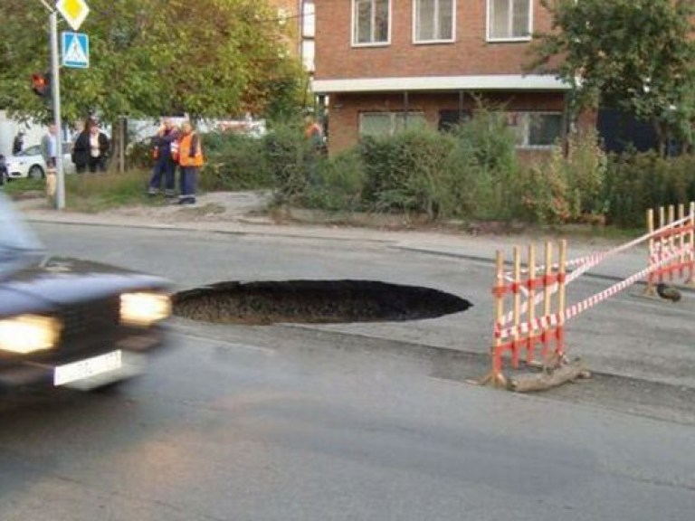 На въезде в Киев со стороны Борисполя сотрудники ГАИ не впускают несколько десятков фур