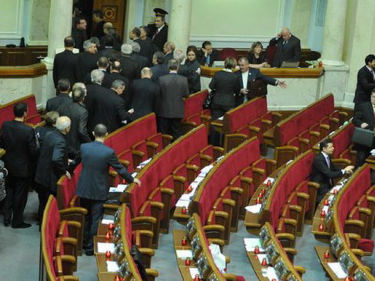 В парламент съезжаются народные депутаты