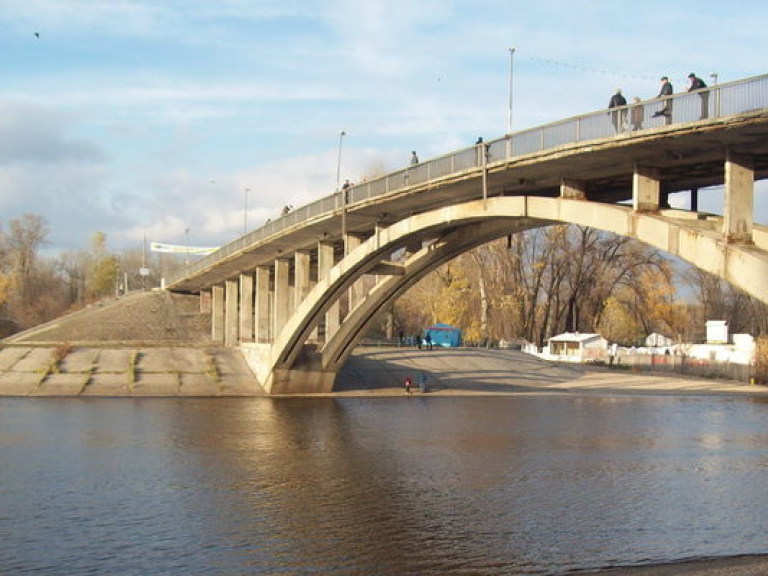 Через час мосты через Днепр будут перекрыты &#8212; таксисты