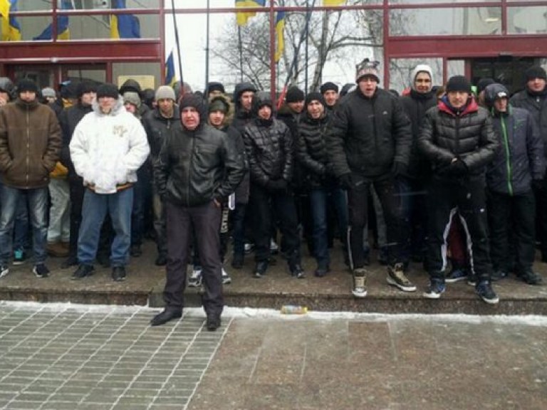 В сторону метро «Лыбедская» движется более 500 мужчин спортивной внешности