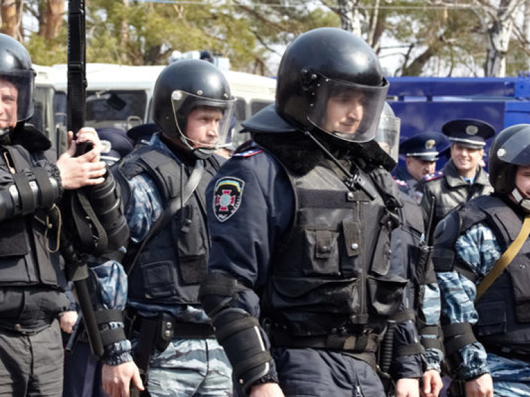 Солдаты ВВ беспорядочно покидают центр Киева