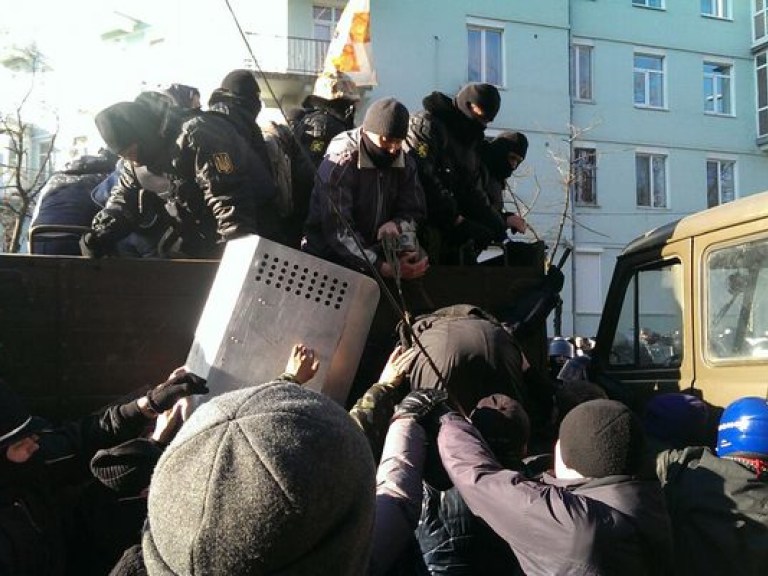 Активисты отогнали от Кабмина к Грушевского армейский грузовик