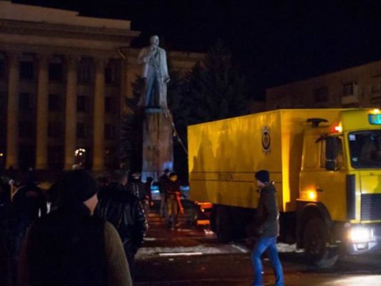 &#171;Правый сектор&#187; в Житомире уничтожил памятник Ленину (ВИДЕО)