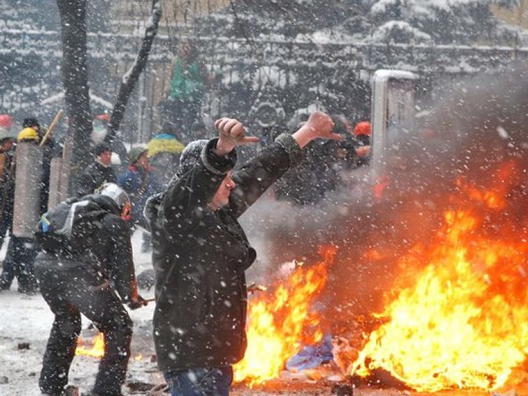 Протестующие требуют отставки Януковича, иначе готовы пойти на штурм