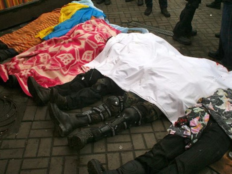 На Майдане проходит церемония прощания с погибшими