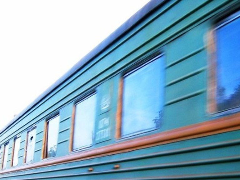 Поезд Киев-Фастов столкнулся с военным грузовиком, оставленным на рельсах