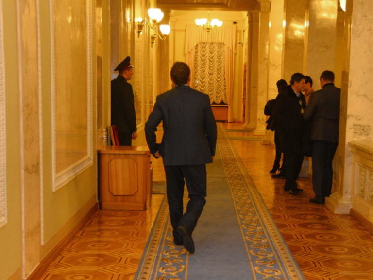 Регионалы хотят найти Януковича, чтобы спросить, будет ли он подписывать Конституцию 2004 года